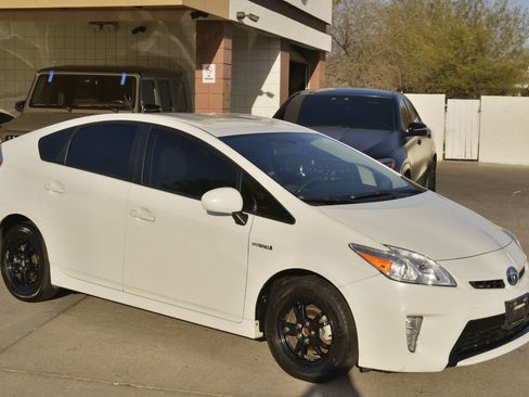 Used 2015 Toyota Prius Three image 4