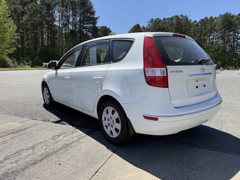 Used 2010 Hyundai Elantra GLS FWD image 3