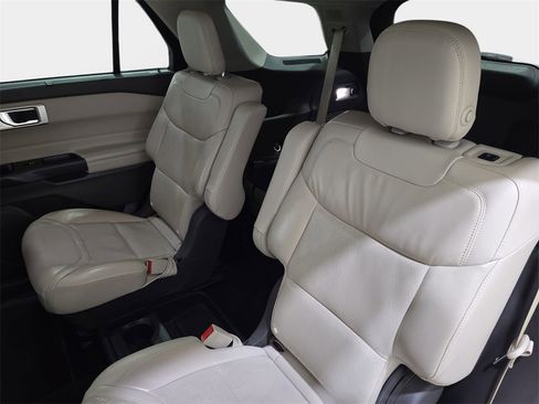 Used 2020 Ford Explorer Platinum w/ Premium Technology Package image 17
