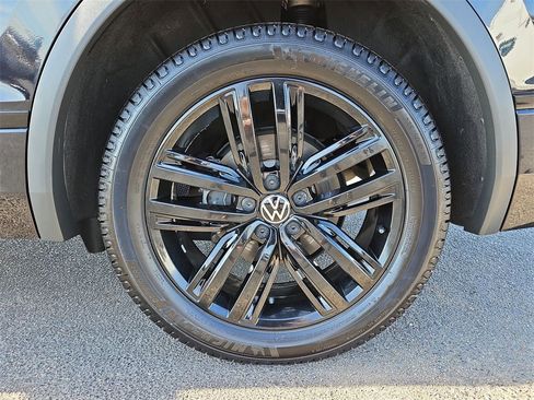Used 2022 Volkswagen Tiguan SE R-Line image 33
