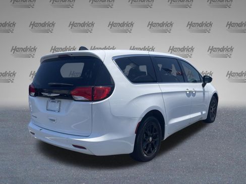 Used 2023 Chrysler Voyager LX FWD image 9