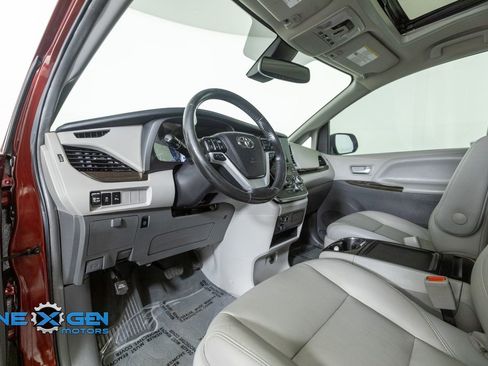 Used 2019 Toyota Sienna XLE w/ XLE Navigation Package image 10