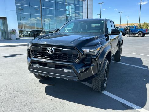 Used 2025 Toyota Tacoma TRD Off-Road image 3