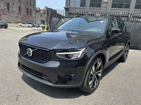 Certified 2025 Volvo XC40 B5 Plus image 3