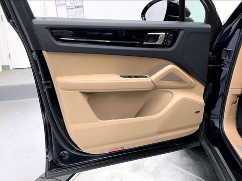 Used 2023 Porsche Cayenne Platinum Edition image 26