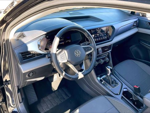 Used 2024 Volkswagen Taos SE image 17