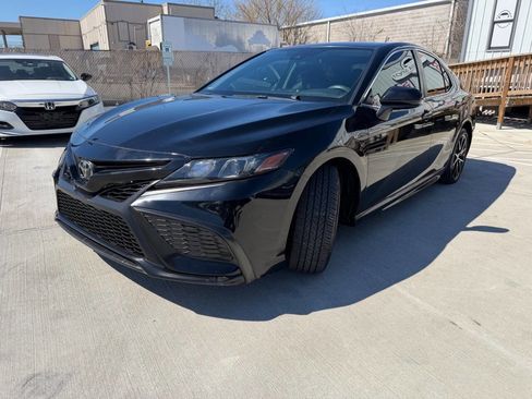 Used 2021 Toyota Camry SE w/ Carpet Mat Package (TMS) image 3