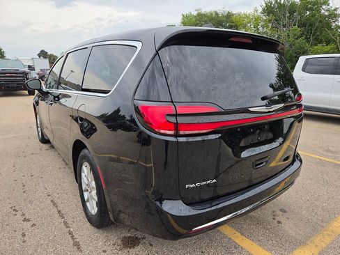 Used 2025 Chrysler Pacifica Select FWD image 4