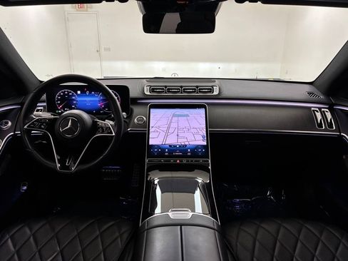 Used 2022 Mercedes-Benz S 580 4MATIC Sedan w/ AMG Line Package image 17