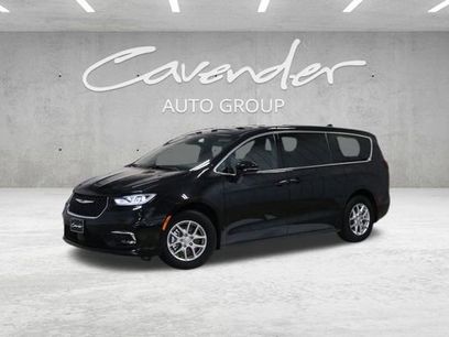 Used 2025 Chrysler Pacifica Select