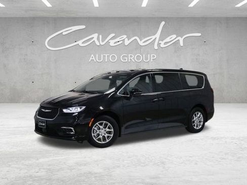 Used 2025 Chrysler Pacifica Select image 1