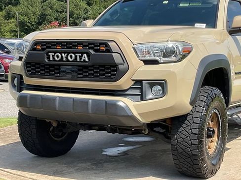 Used 2019 Toyota Tacoma TRD Off-Road AWD/4WD image 10