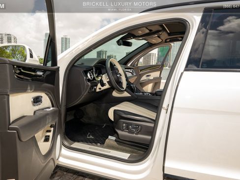 Used 2021 Bentley Bentayga Plug-In Hybrid AWD/4WD image 66