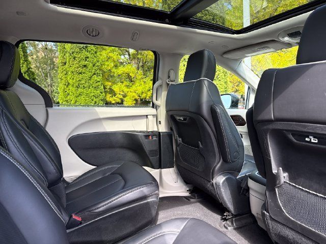 Used 2023 Chrysler Pacifica Limited FWD image 23