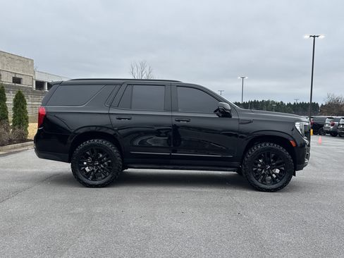 Used 2023 GMC Yukon SLT w/ SLT Premium Package image 11