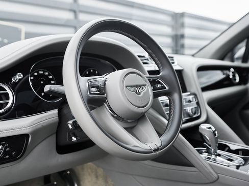 Used 2023 Bentley Bentayga Extended Wheelbase image 35