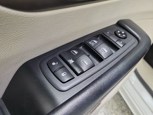 Used 2019 Chrysler Pacifica Touring-L FWD image 19