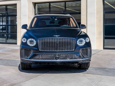 Used 2024 Bentley Bentayga image 2