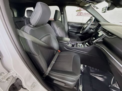 Used 2025 Jeep Grand Cherokee Laredo X AWD/4WD image 31