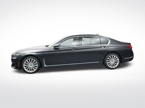 Used 2022 BMW 740i w/ Premium Package image 9