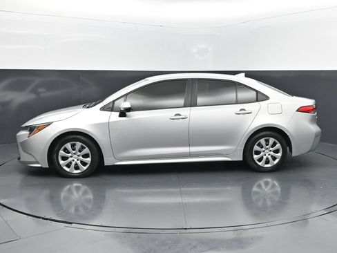 Used 2025 Toyota Corolla LE FWD image 2