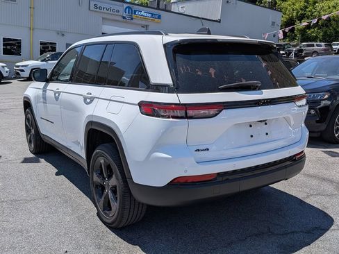 Used 2023 Jeep Grand Cherokee Altitude AWD/4WD image 10
