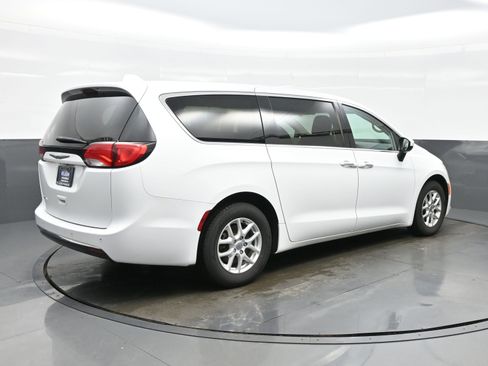 Used 2017 Chrysler Pacifica Touring Plus FWD image 6