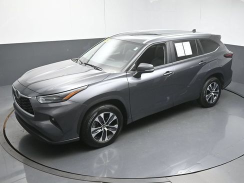 Used 2024 Toyota Highlander XLE FWD image 44