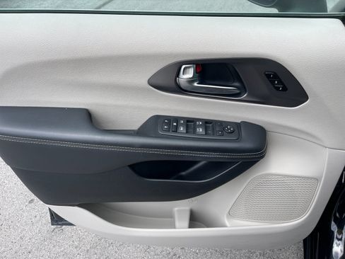 Used 2023 Chrysler Pacifica Touring-L FWD image 12