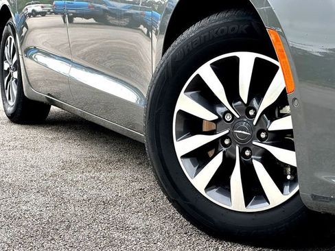 Used 2022 Chrysler Pacifica Touring-L w/ Uconnect Theater Family Group image 2