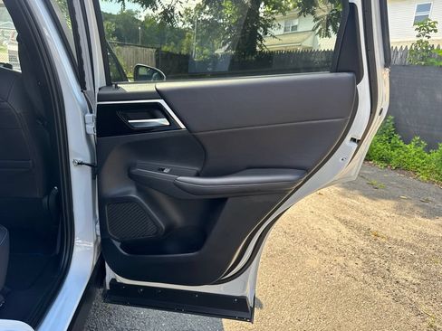 Used 2024 Mitsubishi Outlander 4WD Plug-In Hybrid image 21