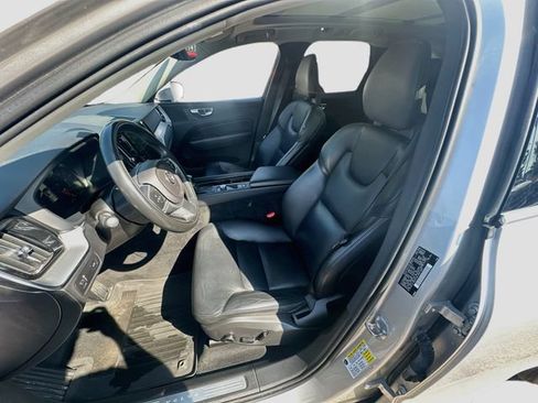Used 2018 Volvo XC60 T5 Momentum w/ Vision Package AWD/4WD image 22