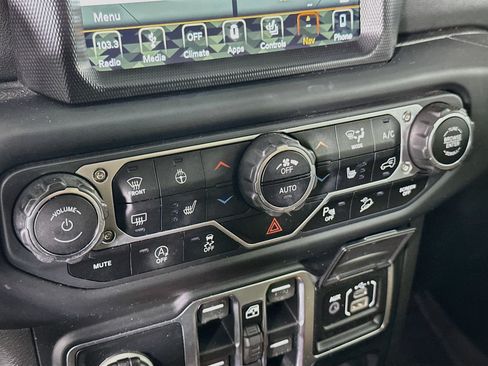 Used 2018 Jeep Wrangler Unlimited Sahara w/ Dual Top Group AWD/4WD image 24