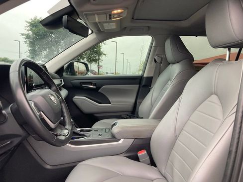Used 2022 Toyota Highlander XLE FWD image 4