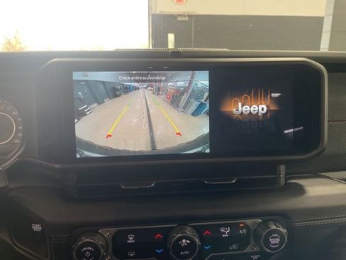 Used 2025 Jeep Wrangler Unlimited Rubicon image 19