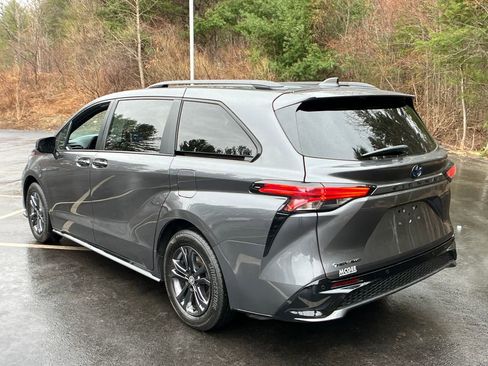 Used 2025 Toyota Sienna XSE w/ XSE Plus Package AWD/4WD image 3