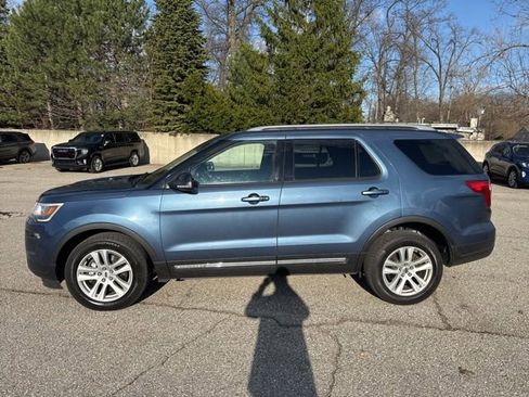 Used 2018 Ford Explorer XLT w/ Equipment Group 202A image 5