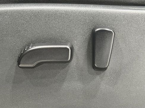 Used 2023 Nissan Frontier SV image 12