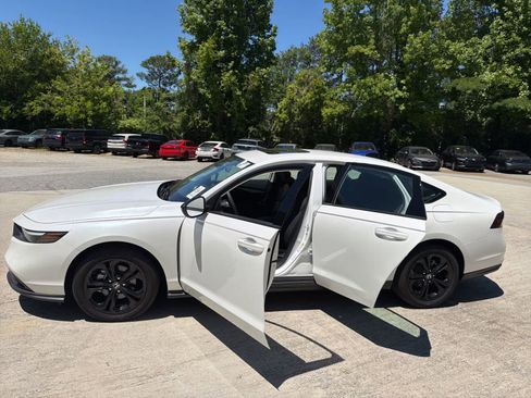 Certified 2025 Honda Accord SE image 18