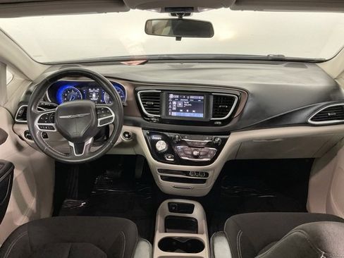 Used 2022 Chrysler Voyager LX image 19