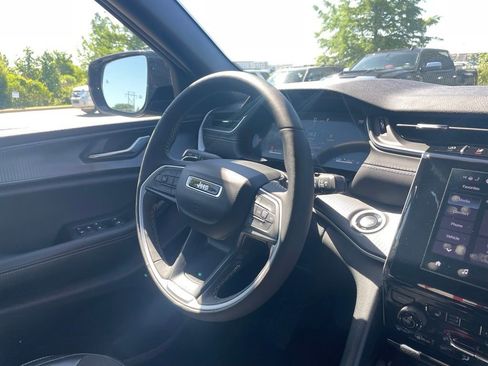 Used 2025 Jeep Grand Cherokee Altitude AWD/4WD image 28