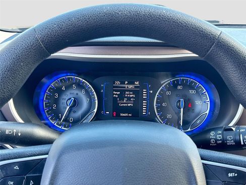 Used 2020 Chrysler Voyager L image 11