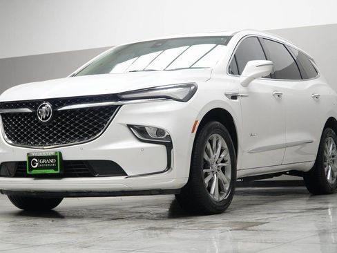 Used 2023 Buick Enclave Avenir image 9