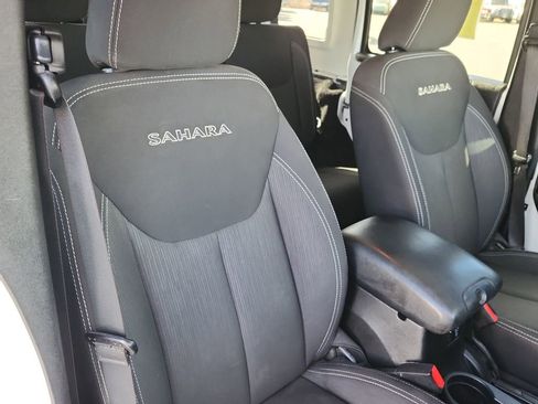 Used 2017 Jeep Wrangler Unlimited Sahara w/ Connectivity Group image 15