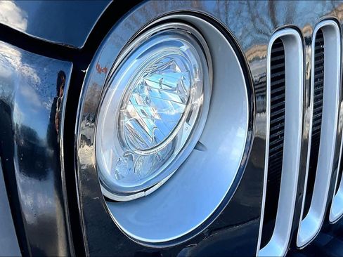 Used 2017 Jeep Wrangler Unlimited Sahara w/ Connectivity Group image 24