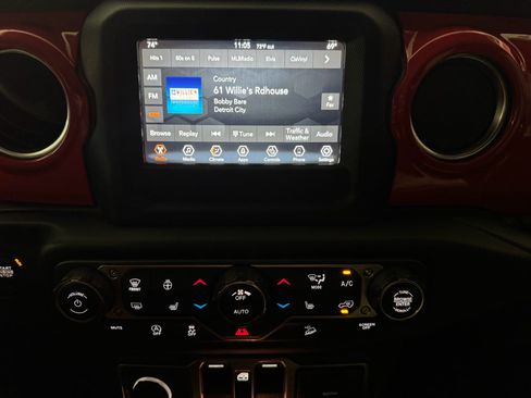 Used 2018 Jeep Wrangler Unlimited Sahara w/ Cold Weather Group AWD/4WD image 25