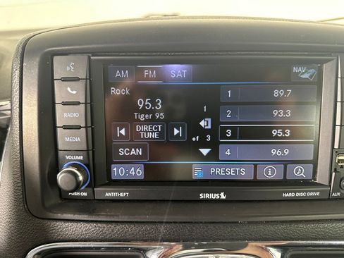 Used 2016 Chrysler Town & Country Touring image 21