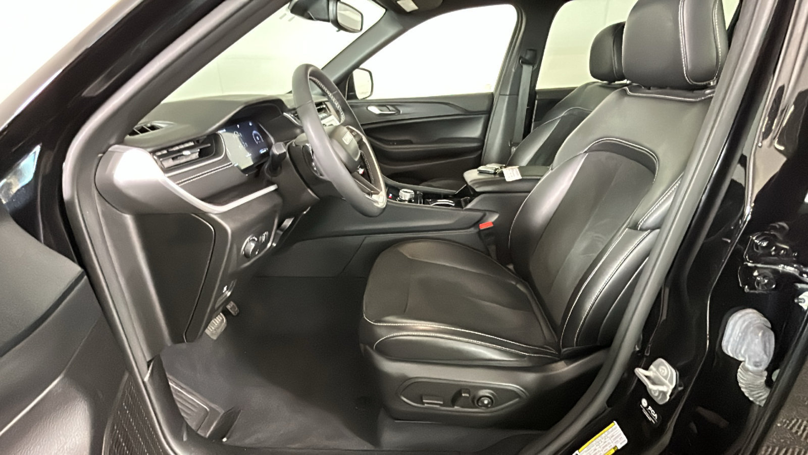 Used 2023 Jeep Grand Cherokee L Laredo AWD/4WD image 14