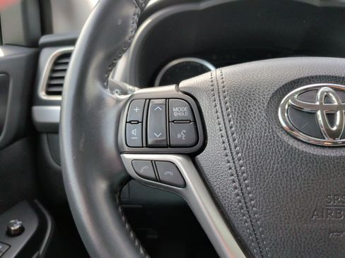 Used 2019 Toyota Highlander XLE AWD/4WD image 23
