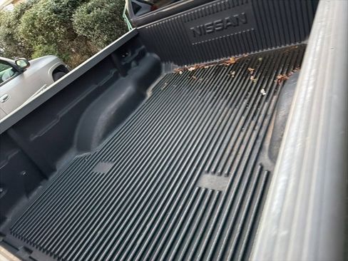 Used 2012 Nissan Frontier SV image 9